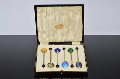 Lot 309 - A pretty Art Deco set of silver and enamel coffee bean spoons