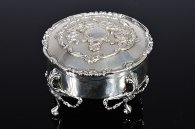 Lot 366 - An Edwardian silver trinket box by Goldsmiths & Silversmiths