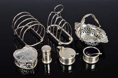 Lot 368 - Six small silver collectable items