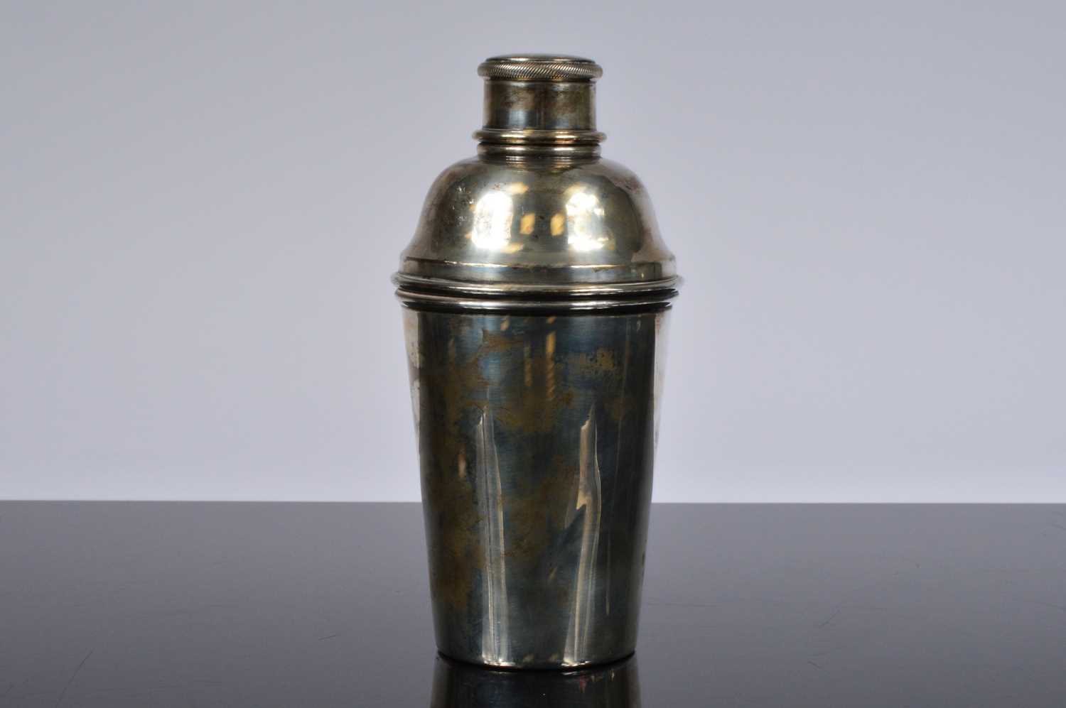 Lot 381 - A George VI silver cocktail shaker by Goldsmiths & Silversmiths