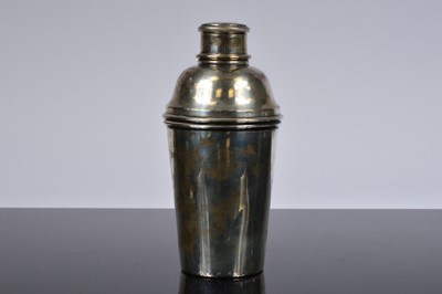 Lot 381 - A George VI silver cocktail shaker by Goldsmiths & Silversmiths