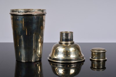 Lot 381 - A George VI silver cocktail shaker by Goldsmiths & Silversmiths