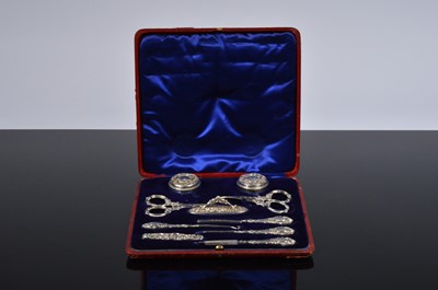 Lot 383 - An early 20th century cased manicure set