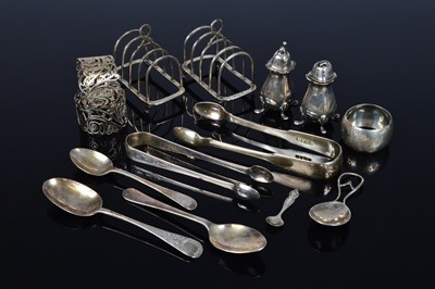 Lot 386 - A collection of small silver items