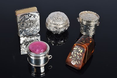 Lot 391 - Five small collectable items