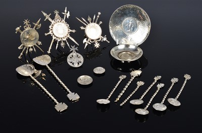 Lot 394 - A group of coin and medallion related items
