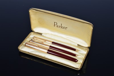Lot 422 - A vintage Parker pen set