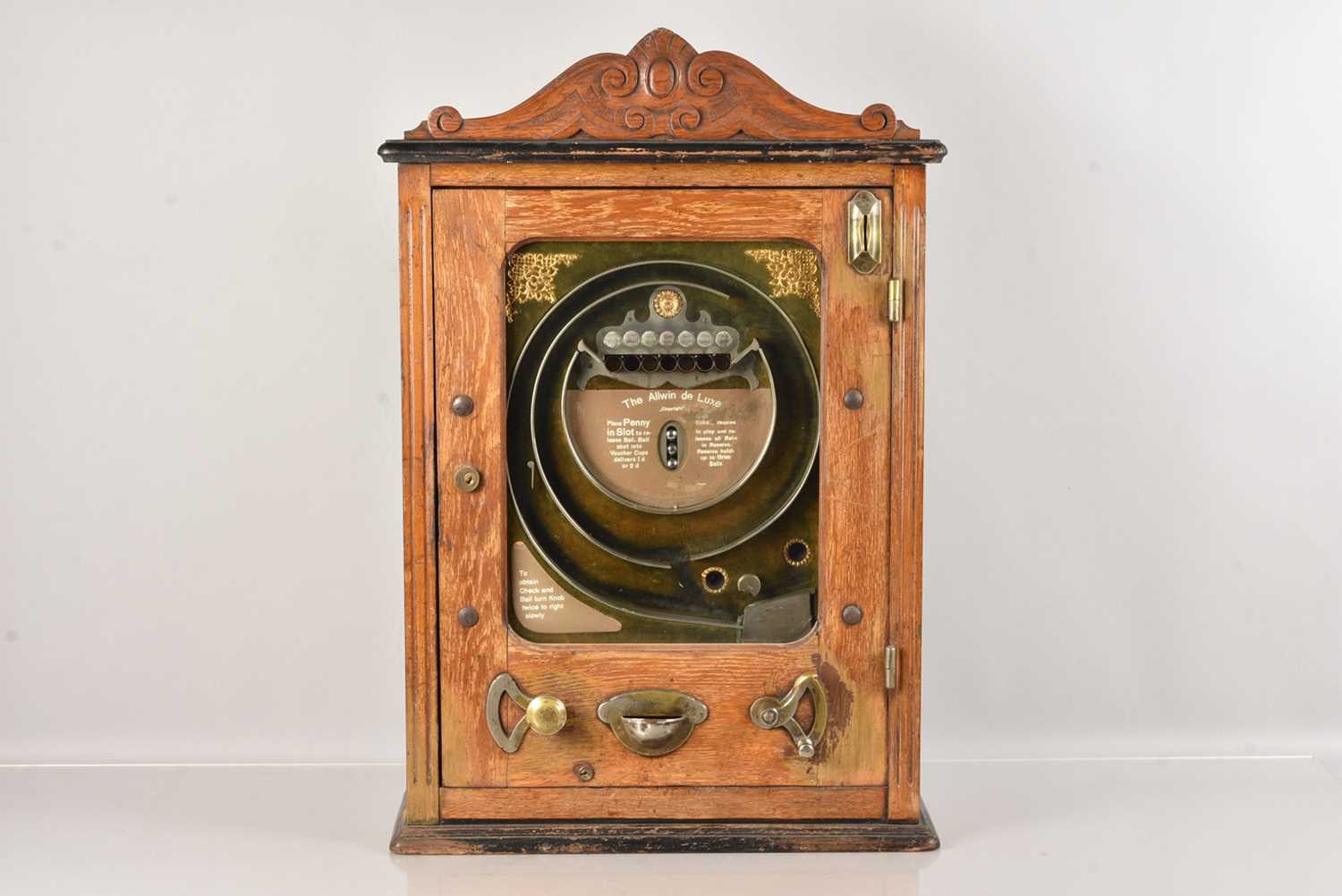 Lot 47 - An early 20th Century Allwin De Luxe Penny Slot Machine