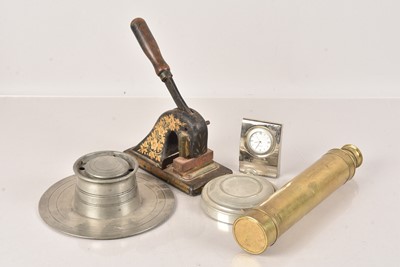 Lot 104 - A collection of various items