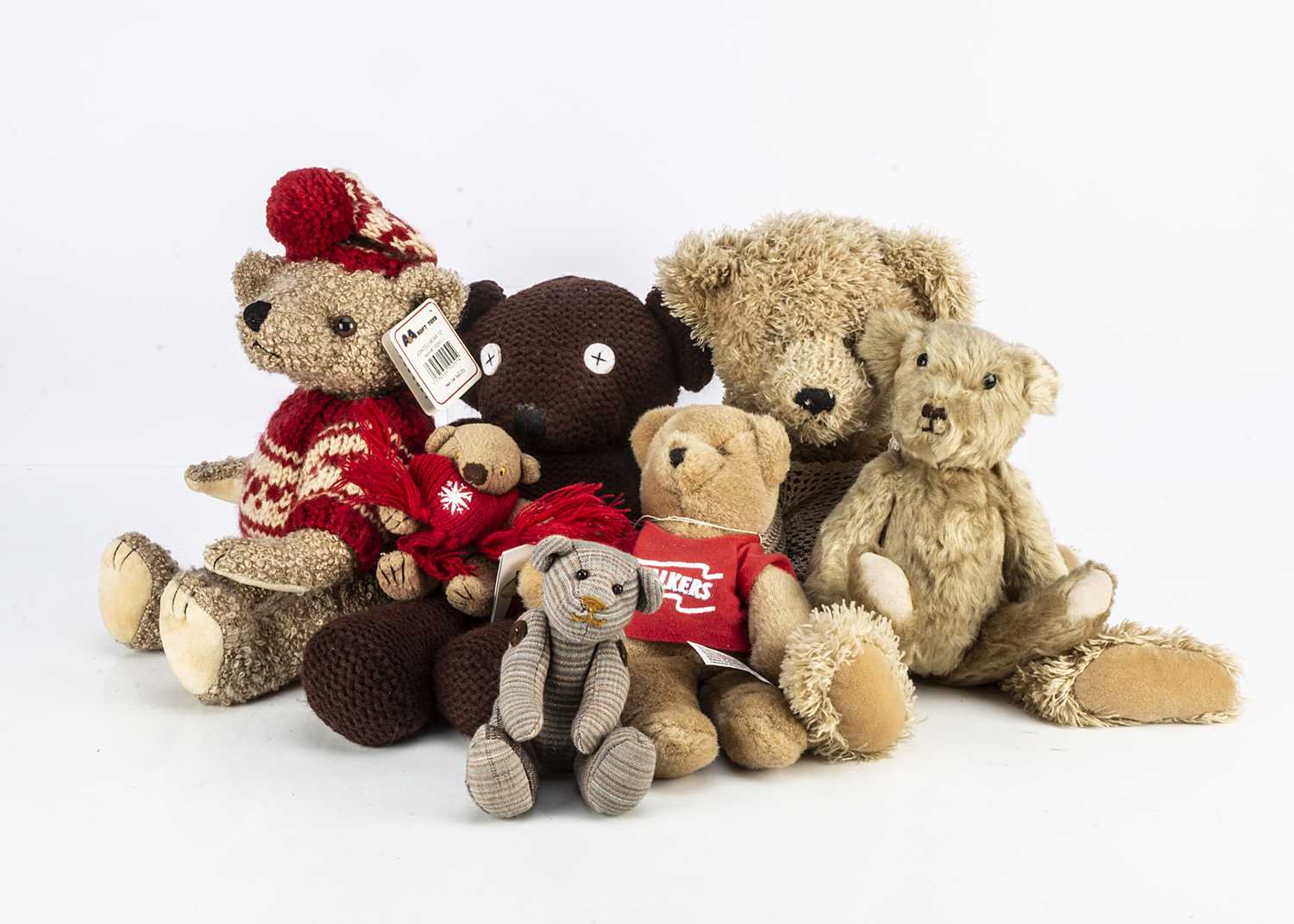 Lot 44 - A selection of manufactured Teddy Bears