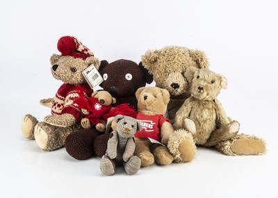 Lot 44 - A selection of manufactured Teddy Bears