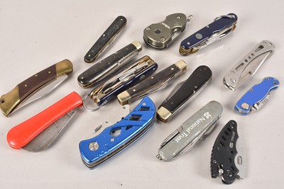 Lot 821 - An assortment of various pocket knives and multi-tools