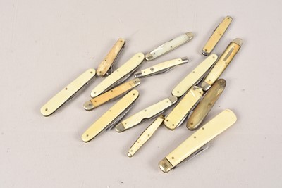 Lot 822 - A Mother of Pearl Scaled pocket knife