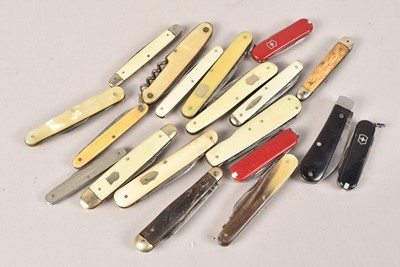 Lot 825 - A group of small pocket knives