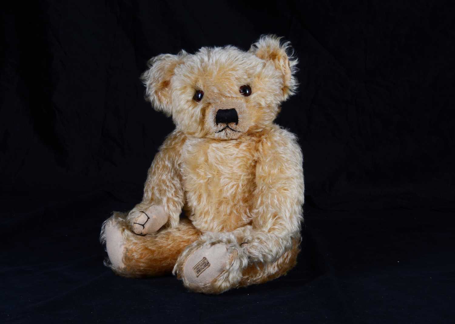Lot 42 - A 1930s Merrythought teddy bear