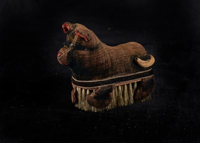 Lot 119 - A rare early 20th century black velvet cat brush