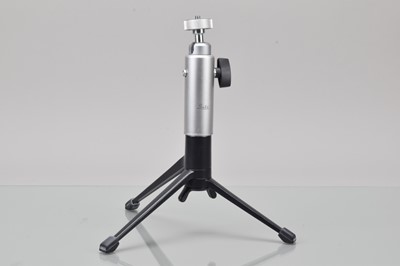 Lot 484 - A Leitz Wetzlar 14100 Table Tripod