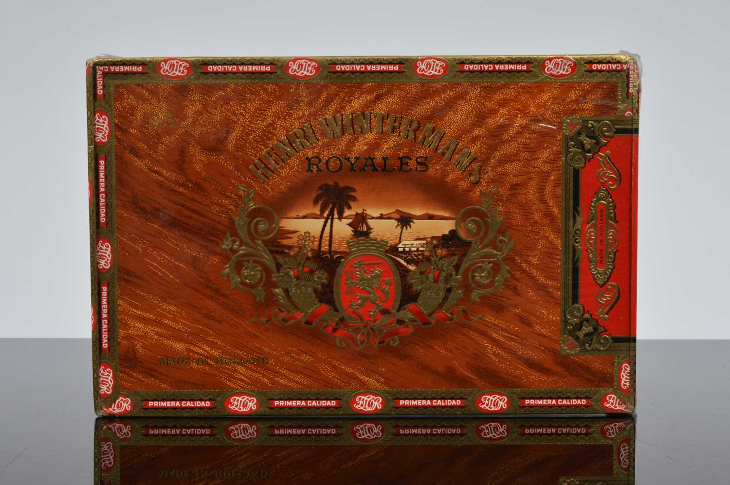 Lot 29 - A box of 25 Henry Wintermans Royals cigars