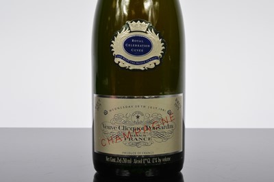 Lot 30 - A bottle of 1975 Veuve Clicquot Ponsardin Champagne