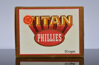 Lot 72 - A box of Phillies TITAN Cigars