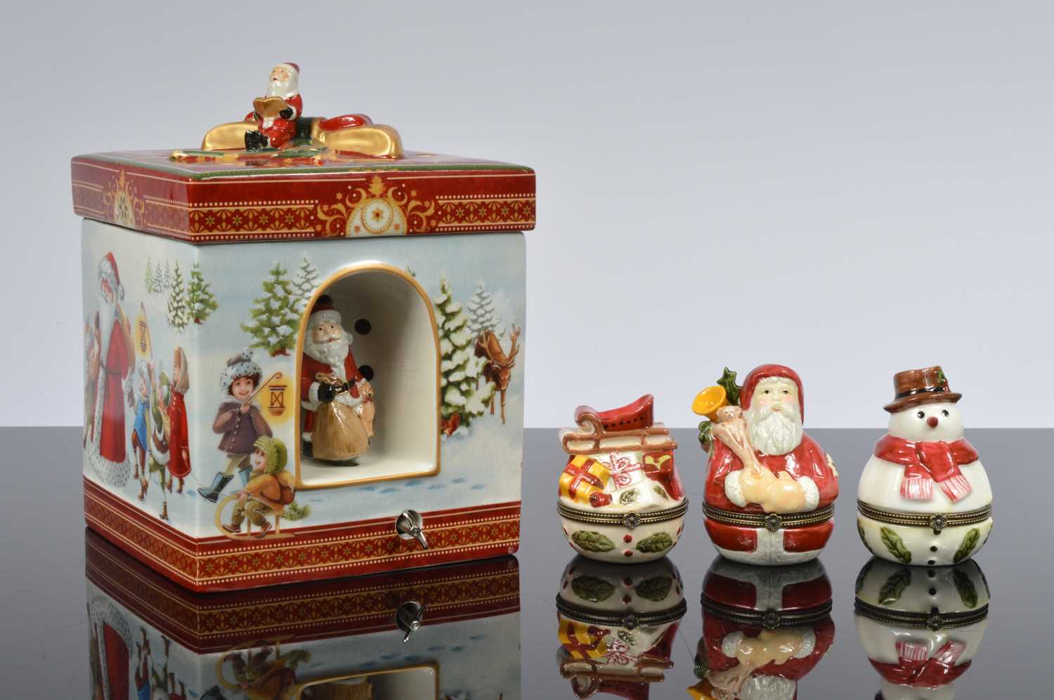 Lot 102 - A collection of Villeroy and Boch Christmas ceramics