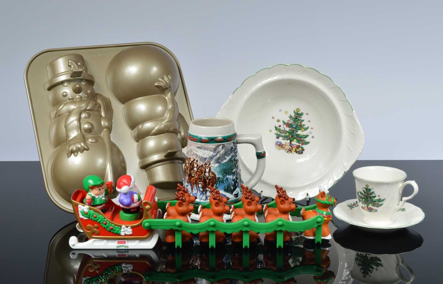 Lot 104 - A collection of Christmas ceramics