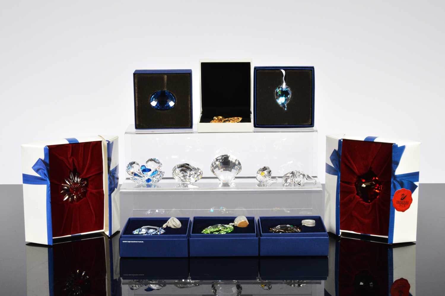 Lot 121 - A large collection of 16 various Swarovski SCS items