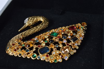 Lot 121 - A large collection of 16 various Swarovski SCS items