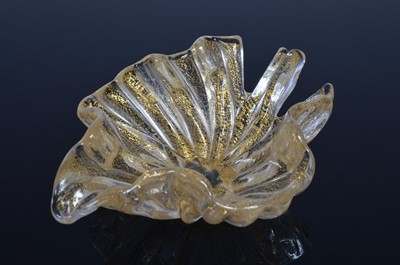 Lot 125 - A set of three leaf bowls