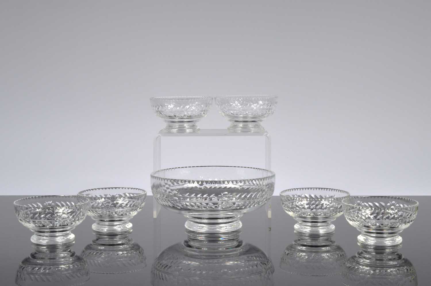 Lot 129 - A trifle bowl and six small bowls