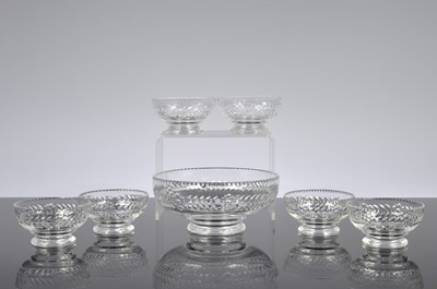 Lot 129 - A trifle bowl and six small bowls