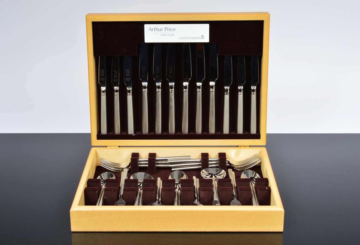 Lot 148 - An Arthur Price 44 piece cutlery set