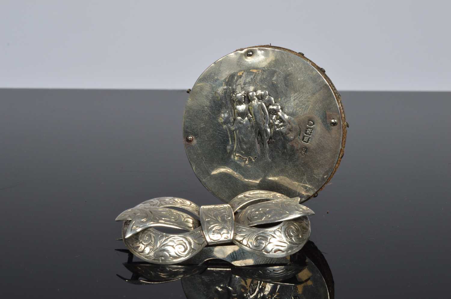 Lot 181 - Two small silver items