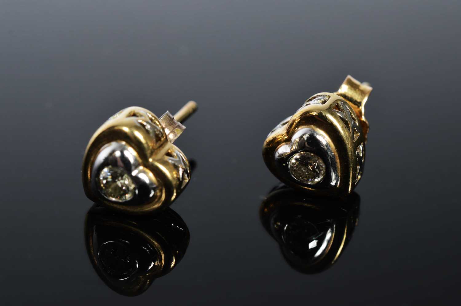 Lot 192 - A pair of 9ct gold diamond set ear studs