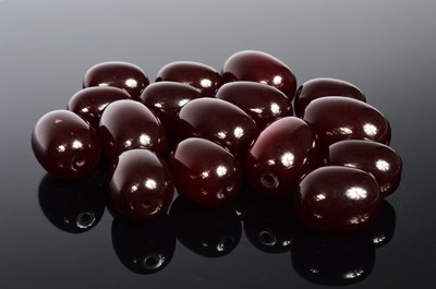 Lot 193 - A collection of loose Cherry Amber type beads