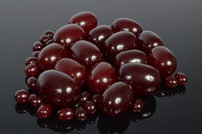Lot 194 - A collection of loose Cherry Amber type beads