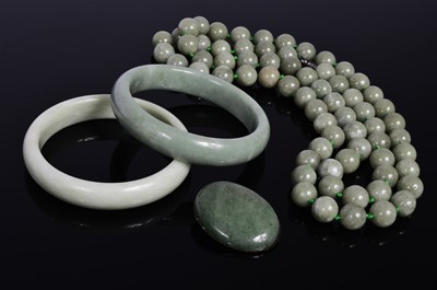 Lot 195 - A collection of hard stone jewels