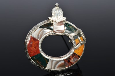 Lot 199 - A Scottish Agate garter brooch