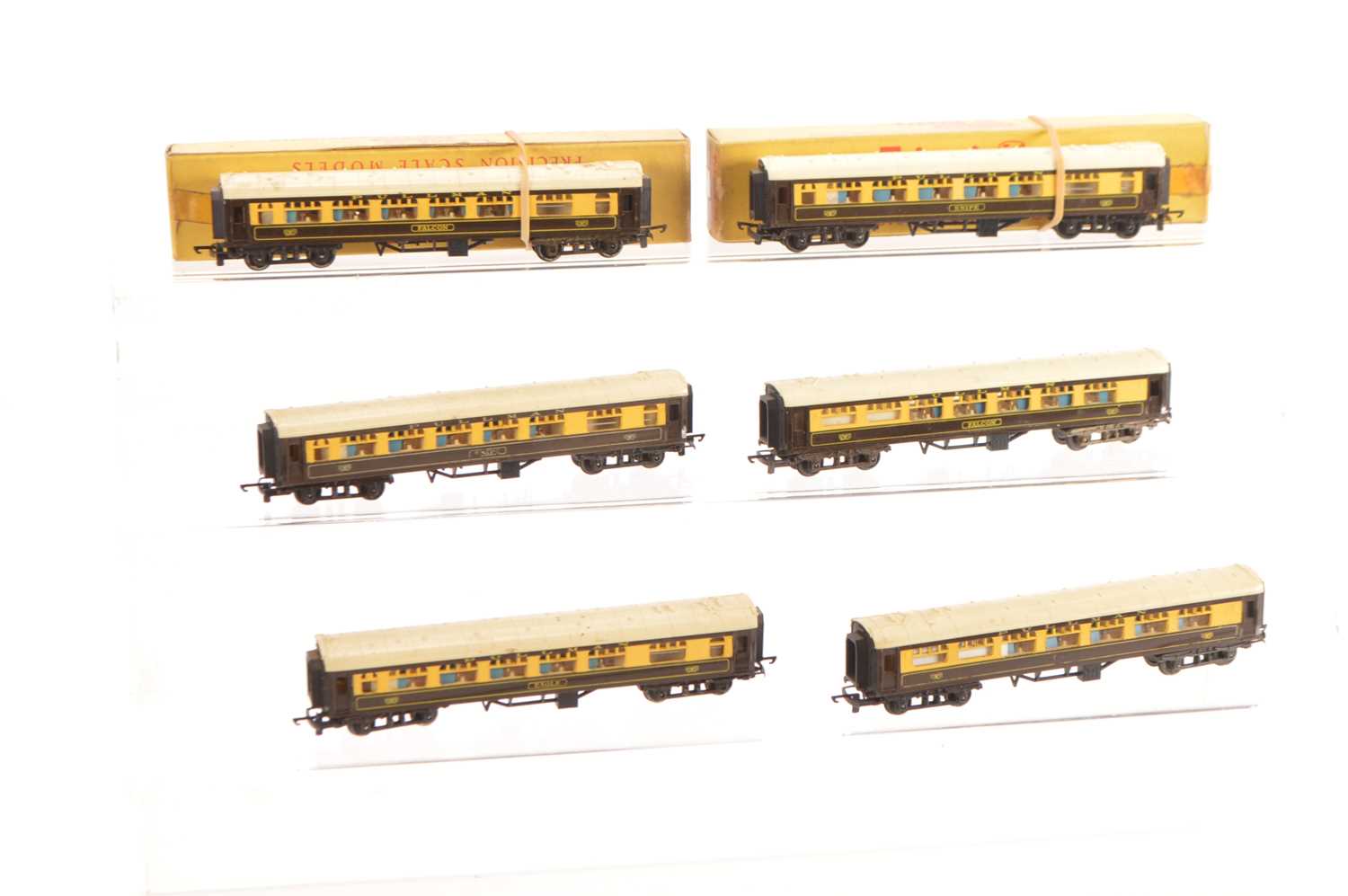 Lot 17 - Tri-ang TT Gauge T185 chocolate and cream Pullman Coaches (6)