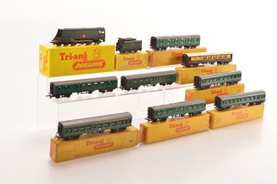 Lot 24 - Tri-ang TT Gauge boxed Merchant Navy Class Locomotive and boxed and unboxed BR SR green Coaches including two late issue and boxed 'Eagle' Pullman Car (10)