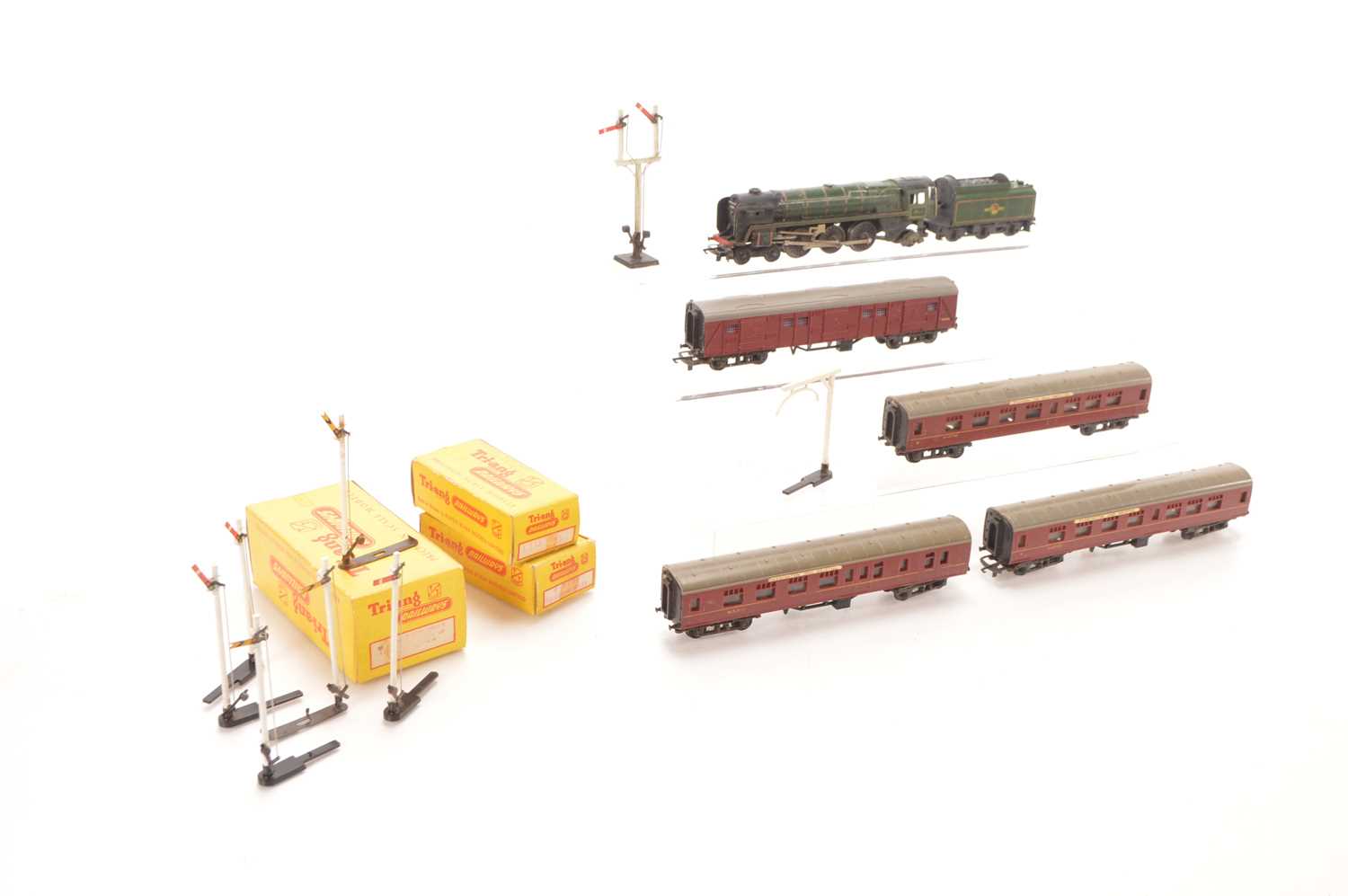 Lot 25 - Tri-ang TT Gauge unboxed 'Boadicea' Locomotive and Tender four maroon Coaches and boxed Signals and Telegraph Poles (qty)