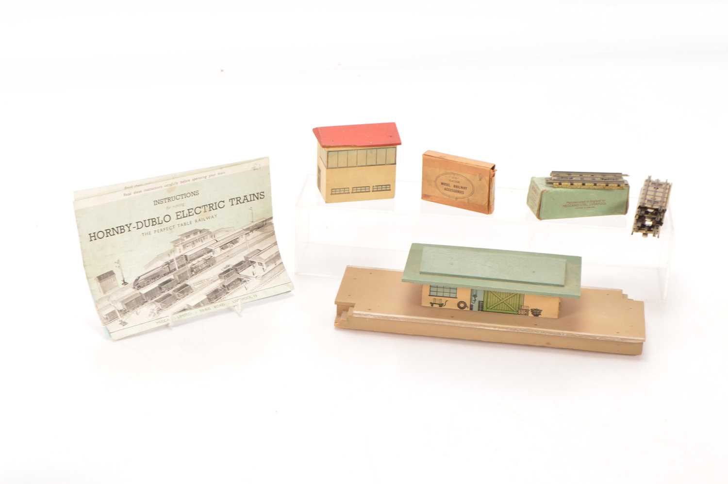 Lot 34 - Hornby-Dublo 00 Gauge Pre-war unboxed Goods Depot and Signal with Box of short Rails and Train Set instructions (6)