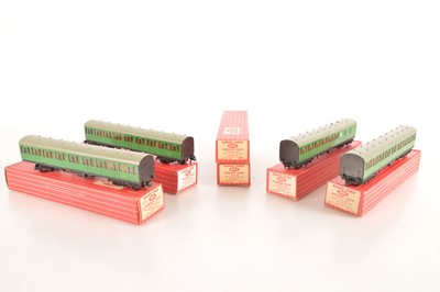 Lot 41 - Hornby-Dublo 00 Gauge Super Detail boxed 2-Rail BR SR green Suburban and corridor Coaches (6)
