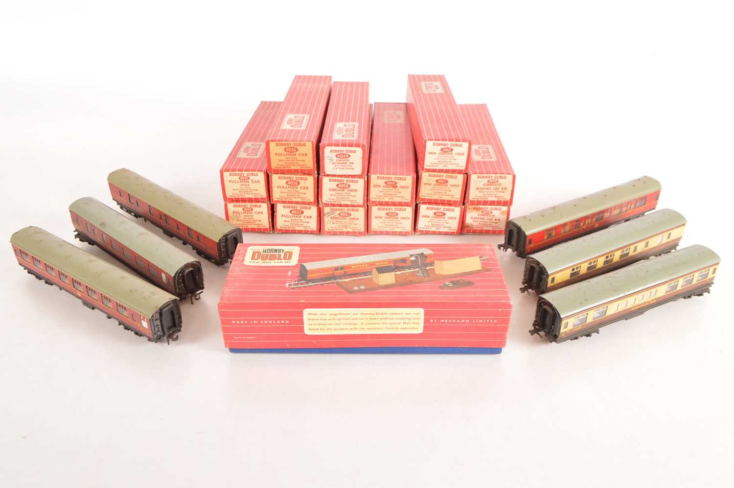 Lot 42 - Hornby-Dublo 00 Gauge mostly boxed 2-Rail mainly Super Detail Pullman Cars BR maroon and WR brown and cream coaches (22)