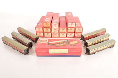 Lot 42 - Hornby-Dublo 00 Gauge mostly boxed 2-Rail mainly Super Detail Pullman Cars BR maroon and WR brown and cream coaches (22)
