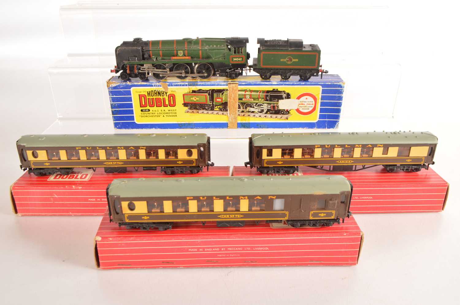 Lot 60 - Hornby-Dublo 00 Gauge 3-Rail boxed 3235 BR green West Country Class 34042 'Dorchester' Locomotive and Tender and three boxed Pullman Cars (4)
