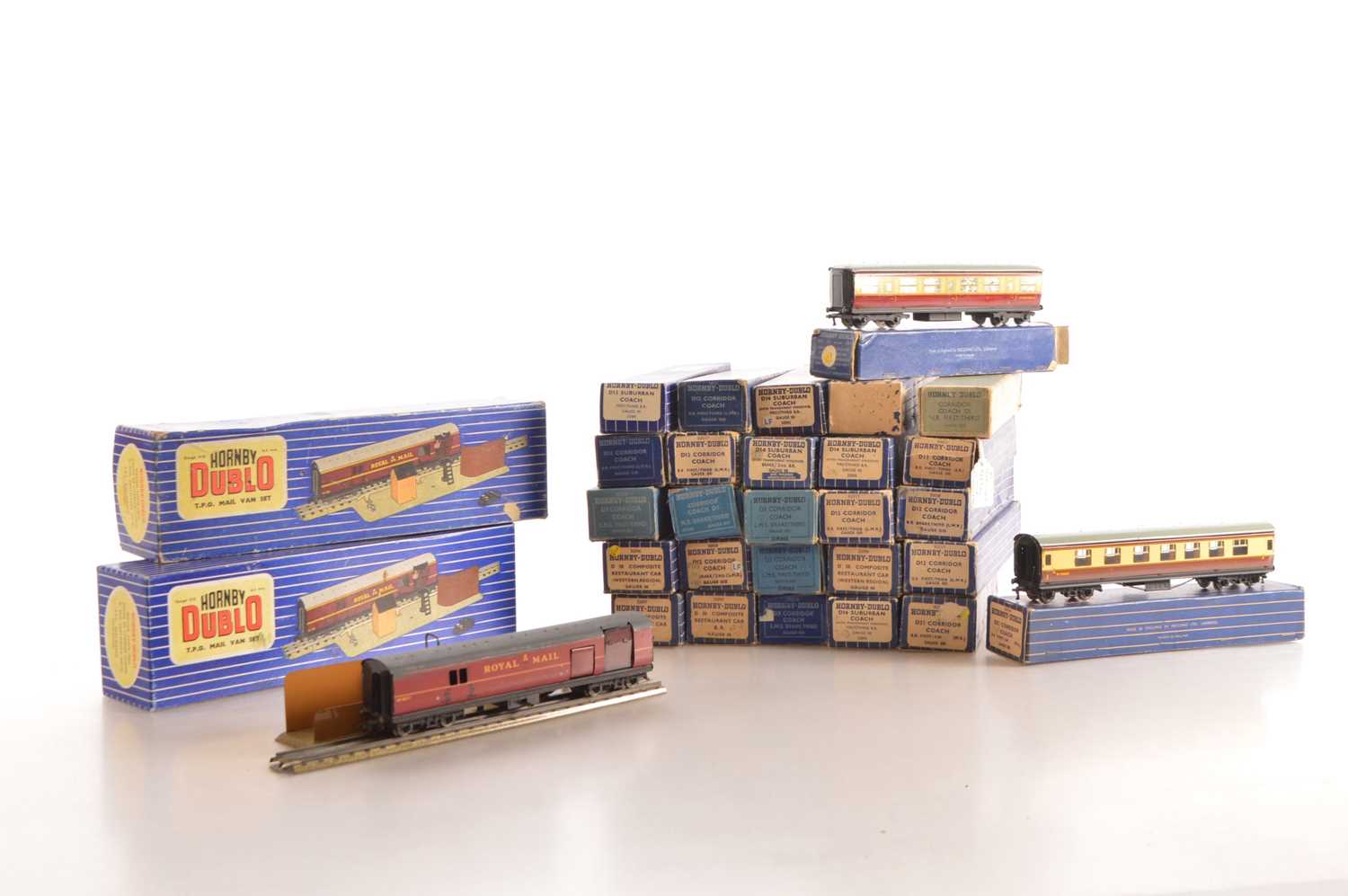 Lot 61 - Hornby-Dublo 00 Gauge 3-Rail boxed Coaches including TPO (30)