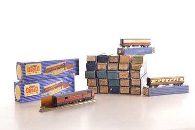 Lot 61 - Hornby-Dublo 00 Gauge 3-Rail boxed Coaches including TPO (30)
