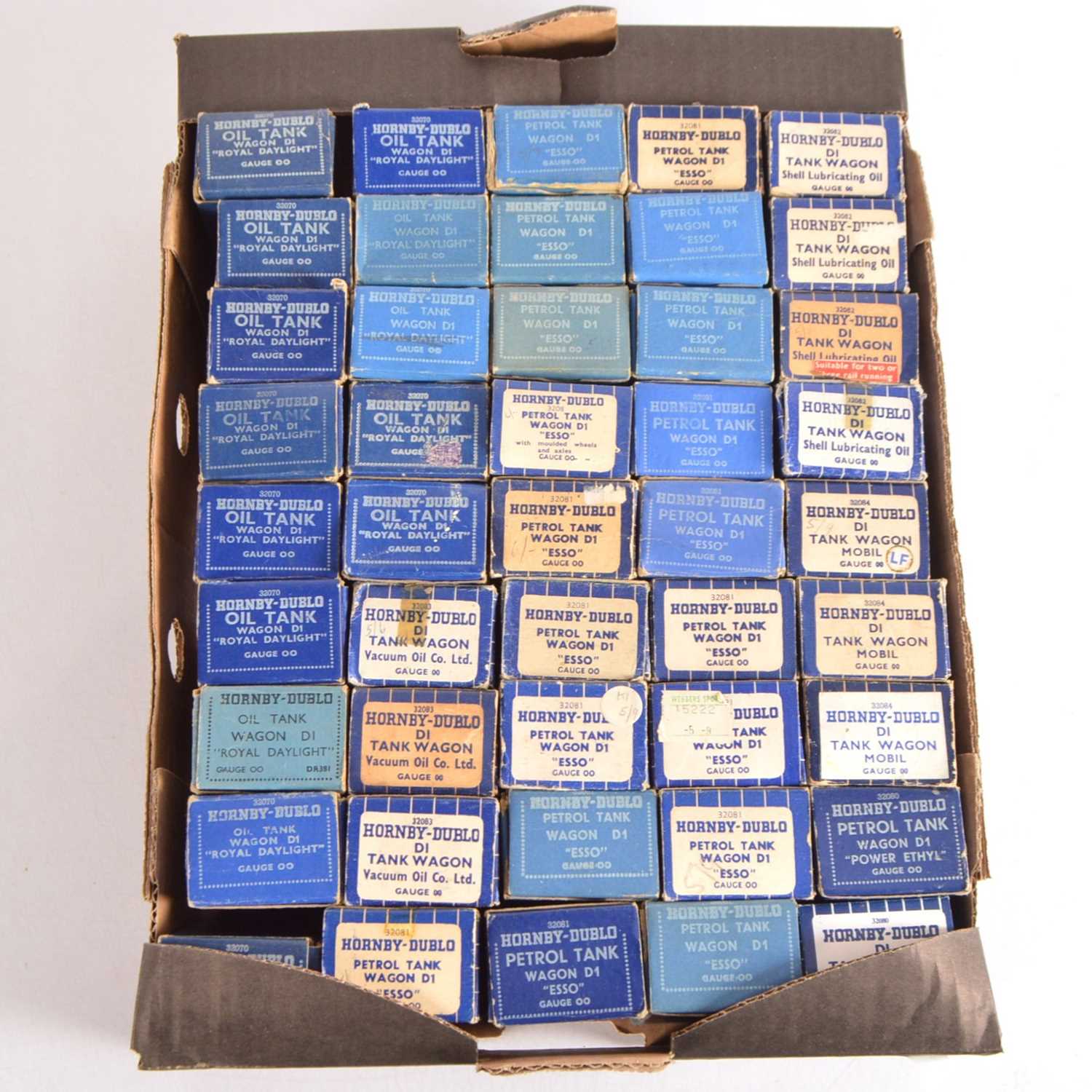 Lot 66 - Hornby-Dublo 00 Gauge 3-Rail boxed Tank wagons including Royal Daylight Shell ESSO Power Mobil and Vacuum (45)