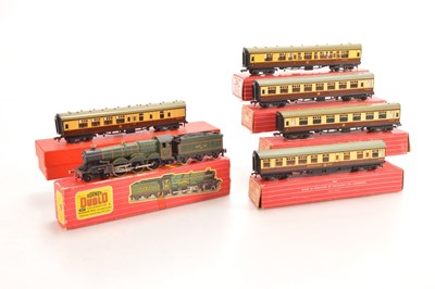 Lot 74 - Hornby-Dublo 00 Gauge 2-Rail boxed Castle Class Locomotive and five BR WR chocolate and cream Coaches including late issue Restaurant Car (6)